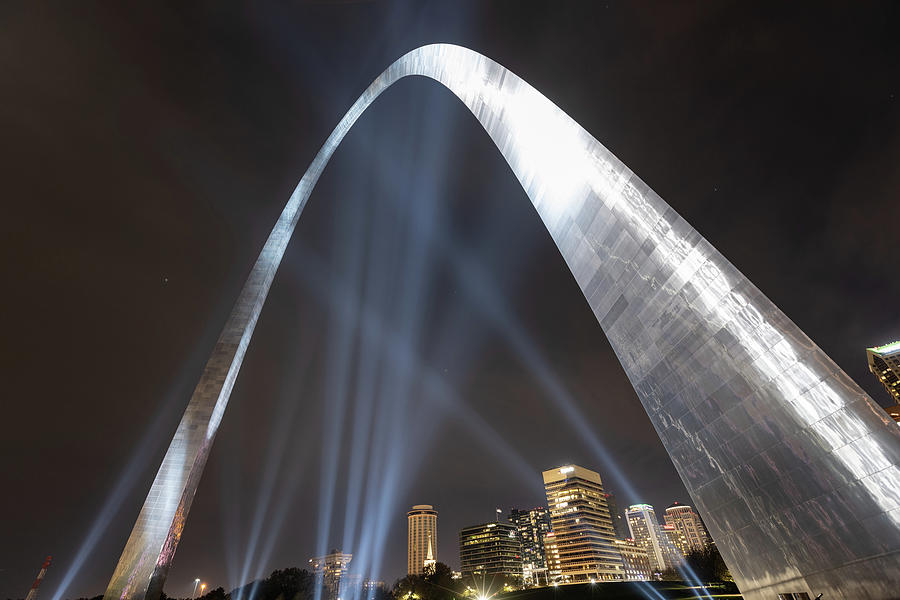 St. Louis Arch at night Photograph by John McGraw