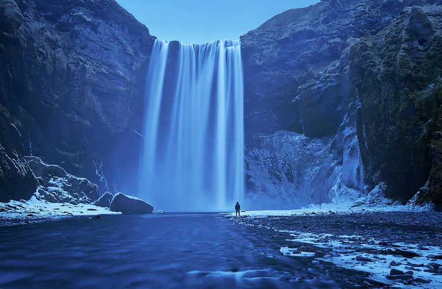 Standing before the falls Photograph by Henry w Liu