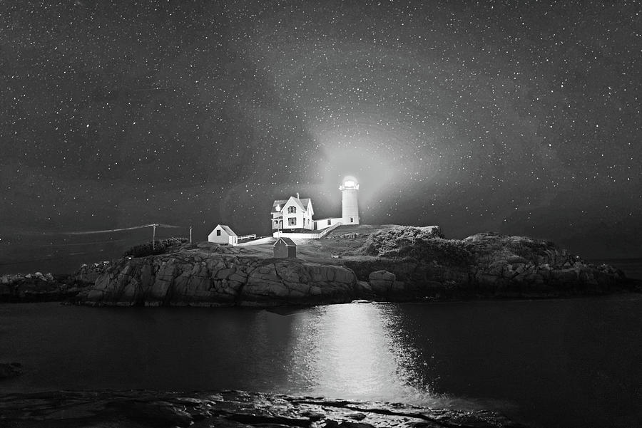 Starry sky ove Nubble Light Cape Neddick York ME Black and White Photograph by Toby McGuire