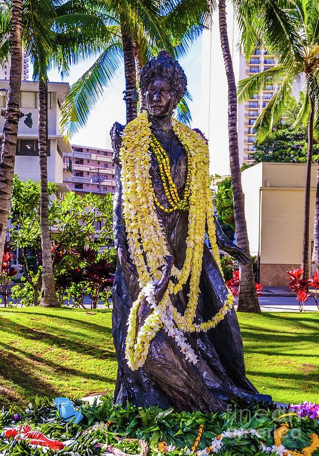 Statue Photograph - Statue of, Hawaii Crown Princess Victoria Kawekiu Lunalilo Kalulani by D Davila