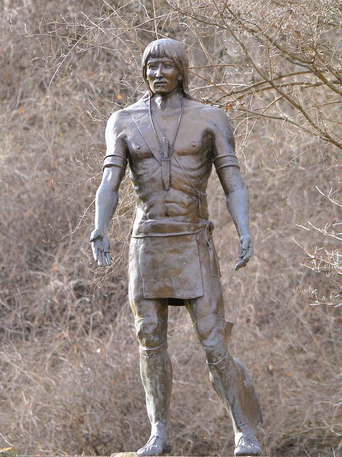 Statue of Shawnee Indian Chief Tecumseh at Veterans Park in Ohio ...