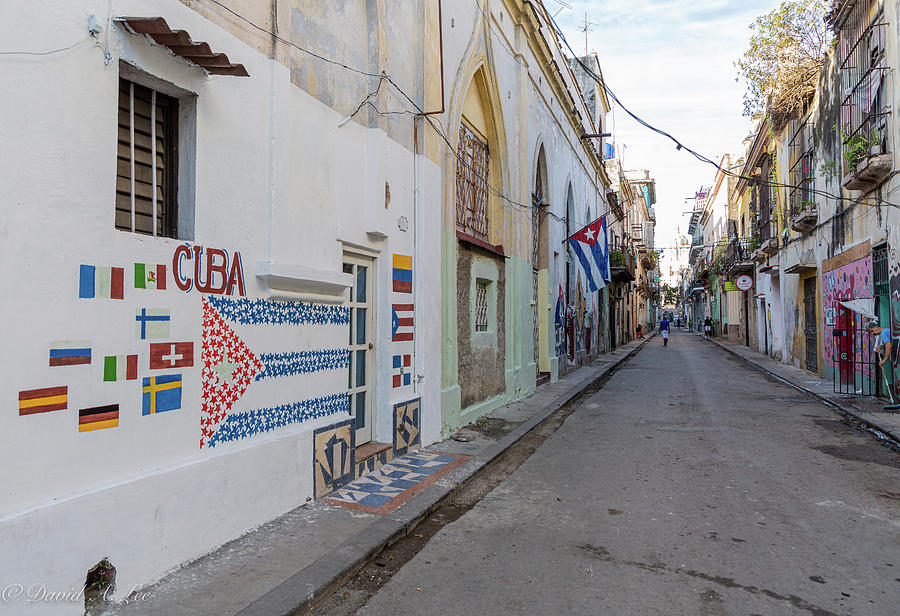 Street in Havana Photograph by David Lee