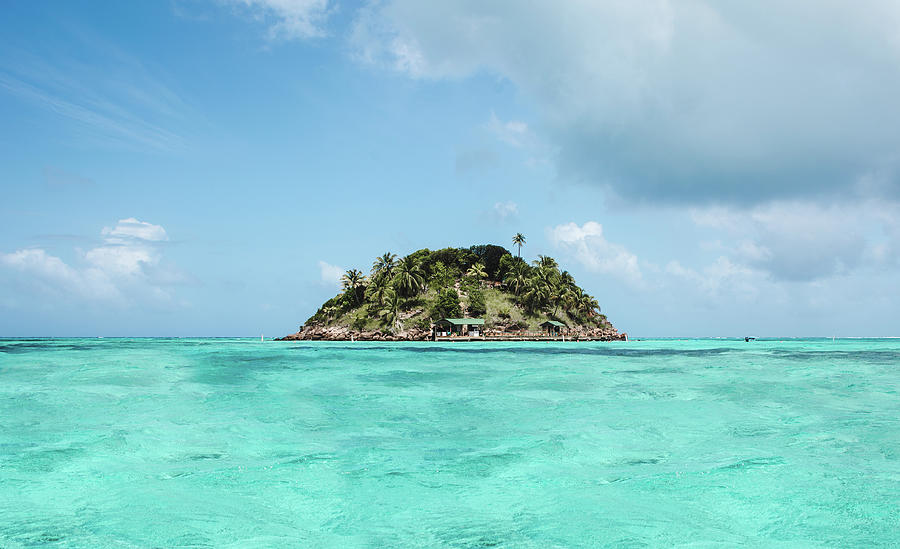 Stunning turquoise waters of the small island of Crab Cay, just off ...