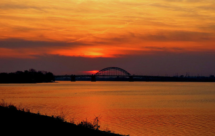 Sundown on the Delaware River Photograph by Linda Stern