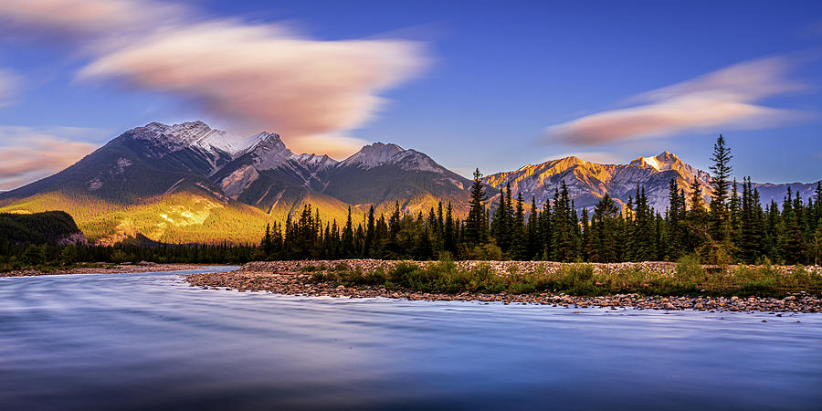 Sunrise over the Athabasca River and Rocky Mountains in Jasper National ...