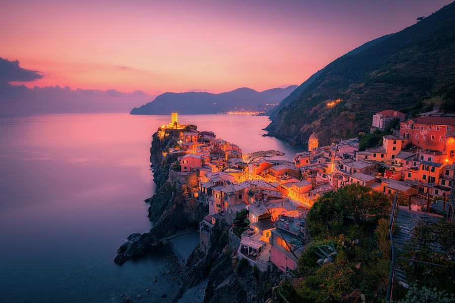 Sunset at Vernazza Photograph by Henry w Liu