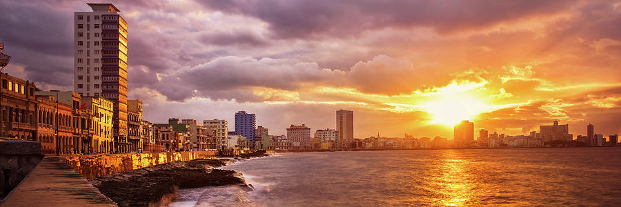 Sunset in Havana with a view of the ocean and the city skyline ...