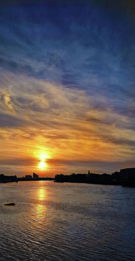 Sunset on Thames Photograph by Jarek Filipowicz