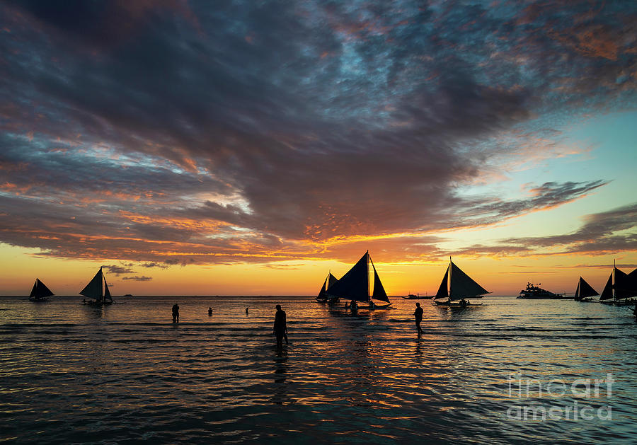 Sunset With Sailing Boats And Tourists In Boracay Island Philipp ...