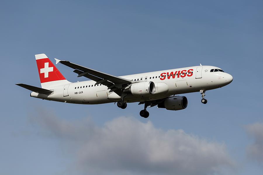 Swiss Airlines Airbus A320-214  Photograph by David Pyatt