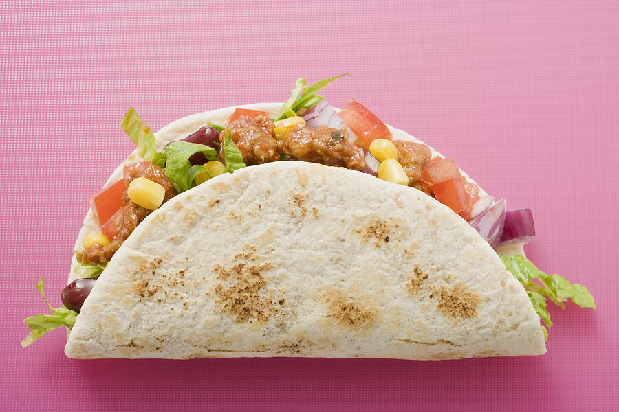 Taco on pink background, close up Photograph by Image Professionals GmbH