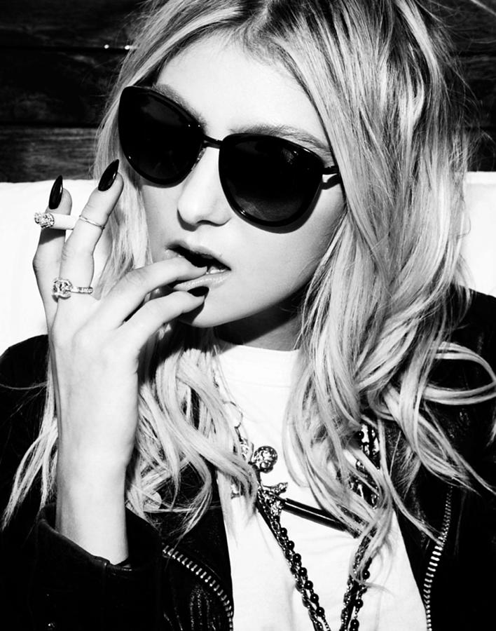 taylor momsen smoking