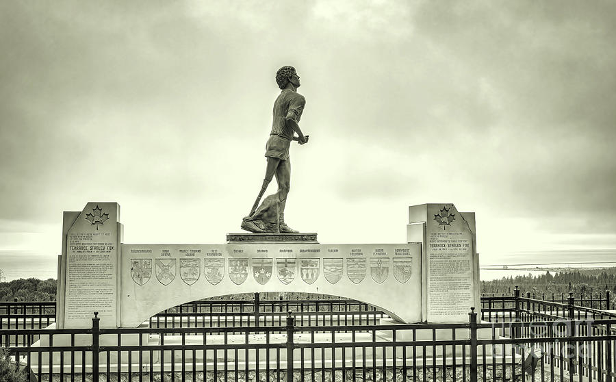 Terry Fox Statue in Thunder Bay Photograph by Charline Xia