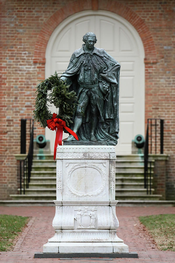 The Baron De Botetourt with Festive Wreath Photograph by Rachel Morrison