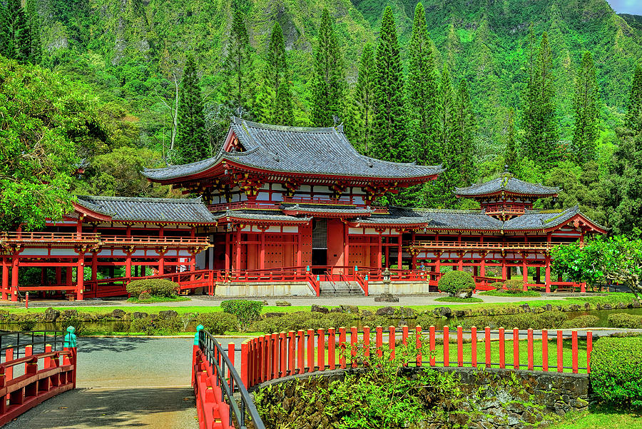 The Byodo-in Temple  Photograph by Bill Dodsworth