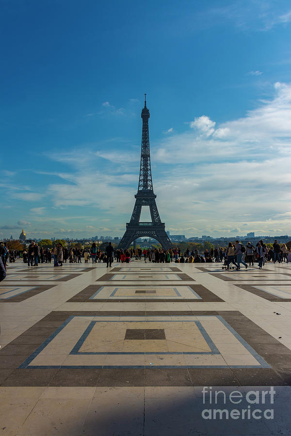The Chaillot esplanade and Eiffel tower Photograph by Vicente Sargues