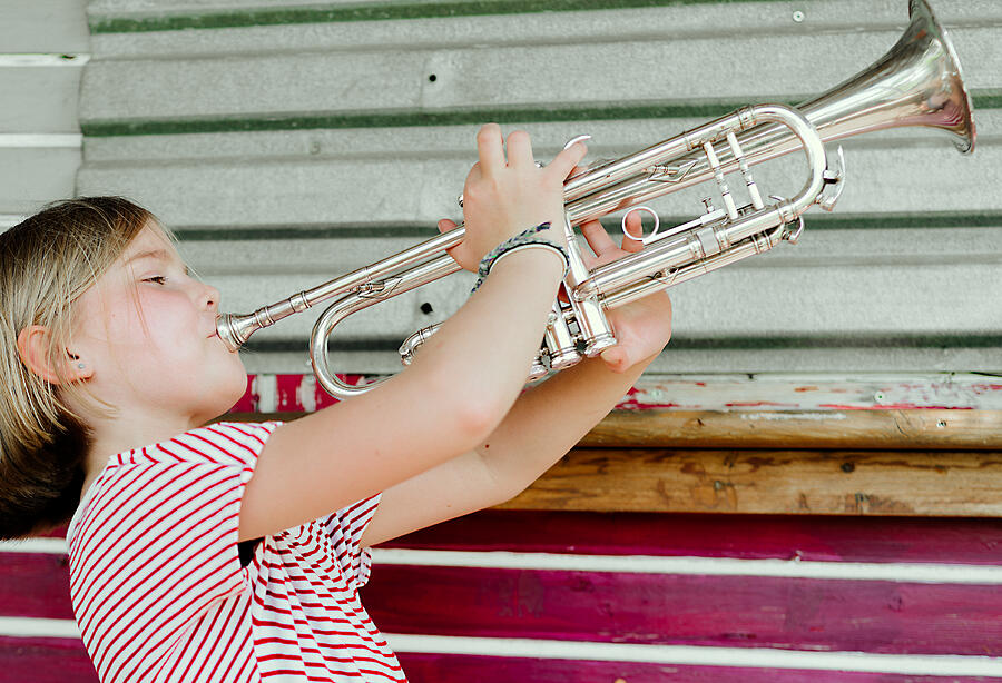 The girl with the trumpet. Photograph by Suteishi The girl with the trumpet. Photograph by Suteishi