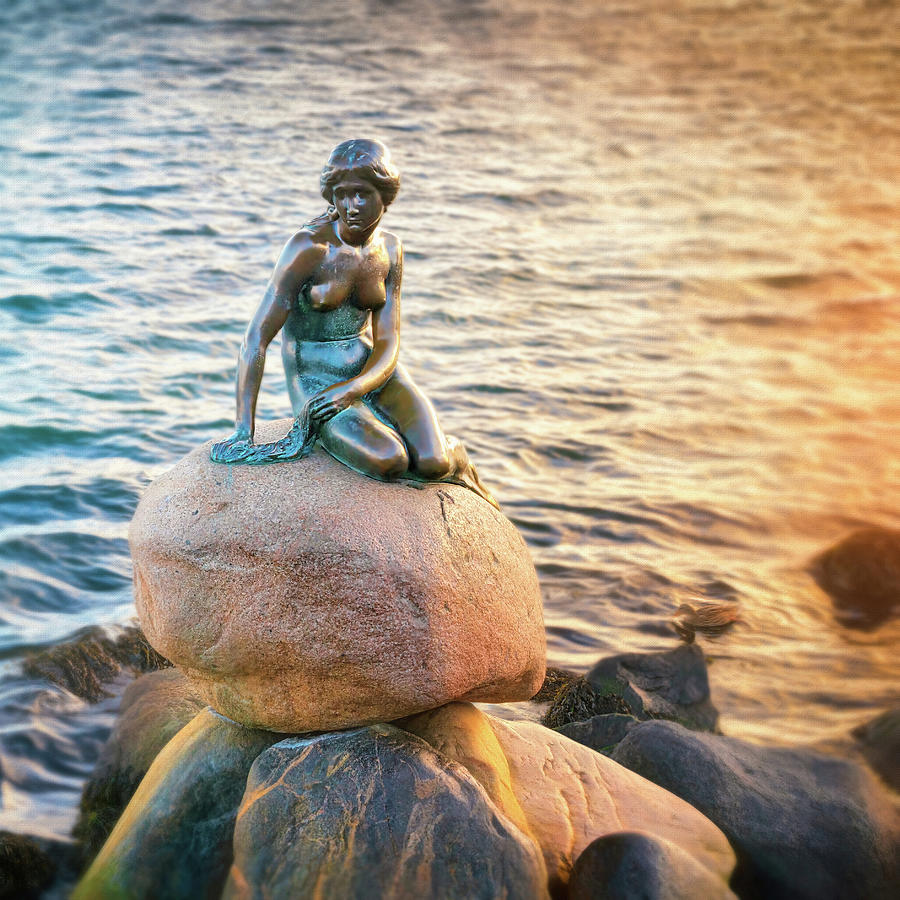 Featured image of post Mermaid Sculpture Denmark / The sculpture is made in bronze and the base in granite and was revealed on june the 20th in the sculpture is, in its expression, almost an antithesis to the traditional understanding of the mermaid&#039;s.