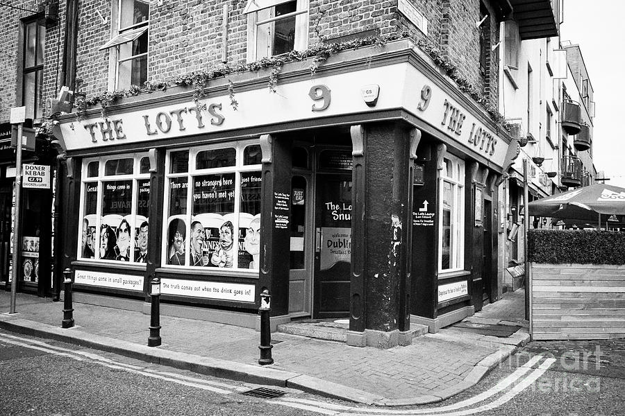 the-lotts-cafe-snug-bar-temple-bar-smallest-bar-in-dublin-republic-of