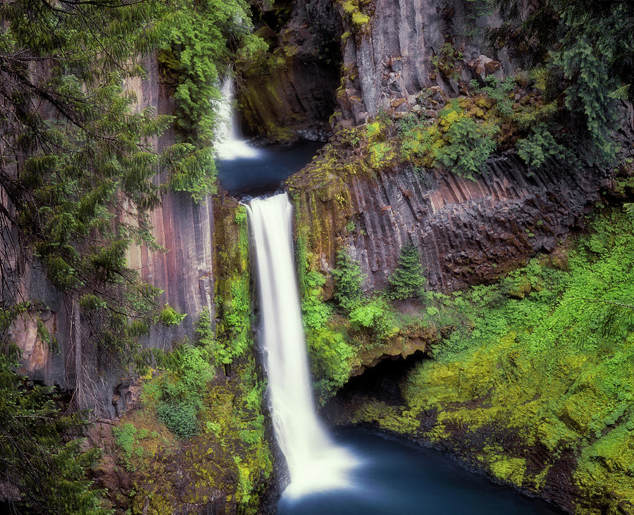 The North Umpqua River pours over Toketee Falls in two stages ...