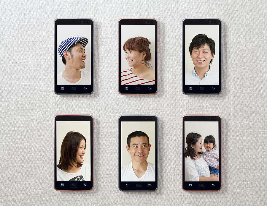 The photograph of expression, and six smart phones Photograph by Yuki Kondo