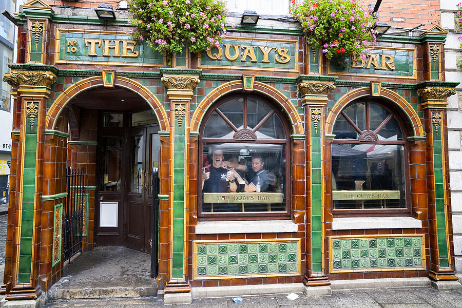 The Quays Bar at Temple Bar in Dublin, Ireland Photograph by Powerofforever