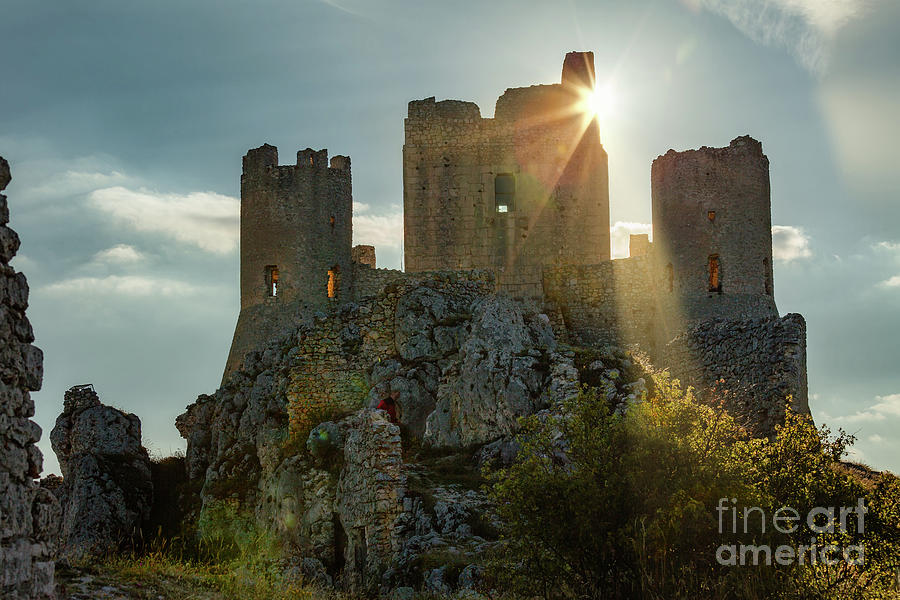 The rays of the setting sun behind the Rocca Calascio castle in the ...