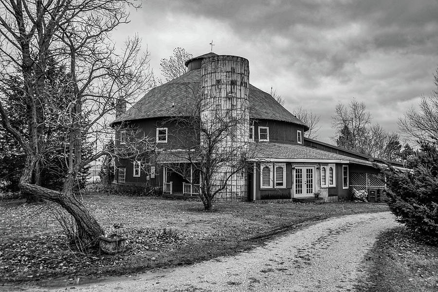 The Round Barn Inn Photograph by Scott Smith