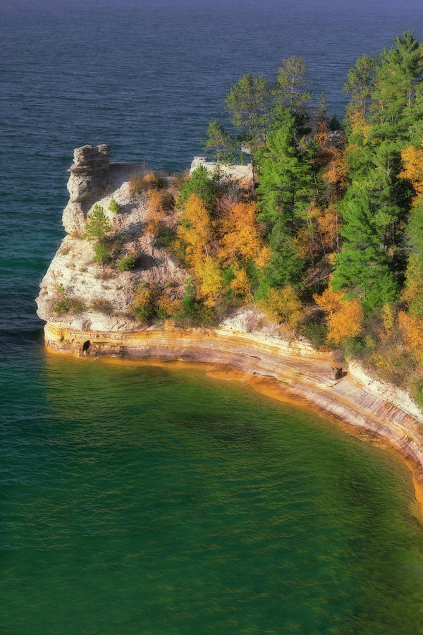 The sandstone formation known as Miners Castle juts out into Lake ...