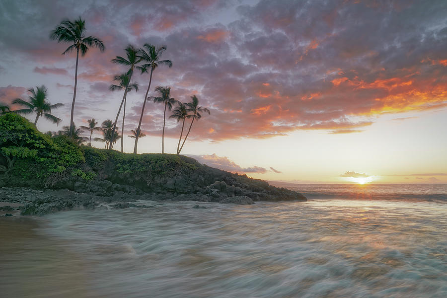 The Setting Sun And Another Day In Paradise Ends At Ulua Beach On Hawaii S Island Of Maui