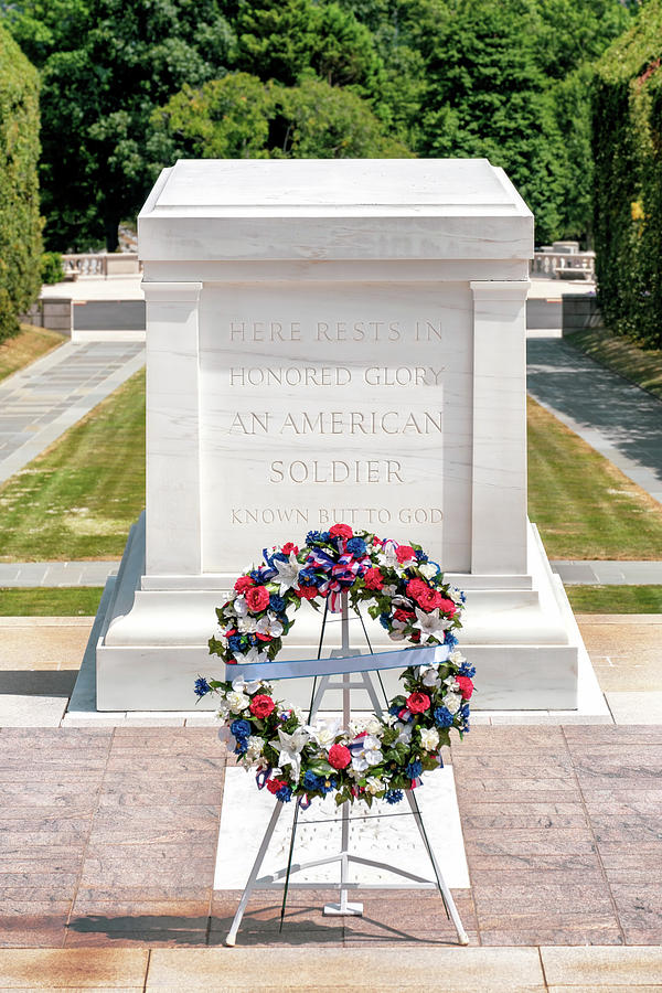 The Tomb of the Unknown Soldier at Arlington National Cemetery ...