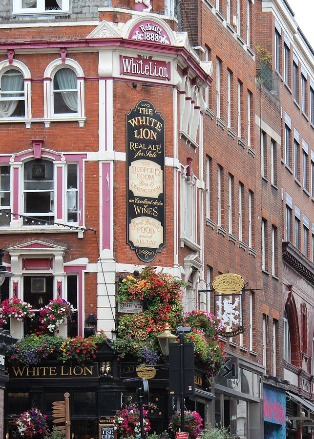 The White Lion Pub Photograph by Mary Pille | Fine Art America