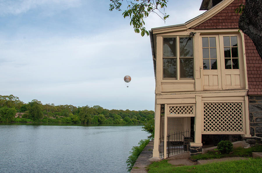 The Zoo Balloon off Boathouse Row Photograph by Bill Cannon