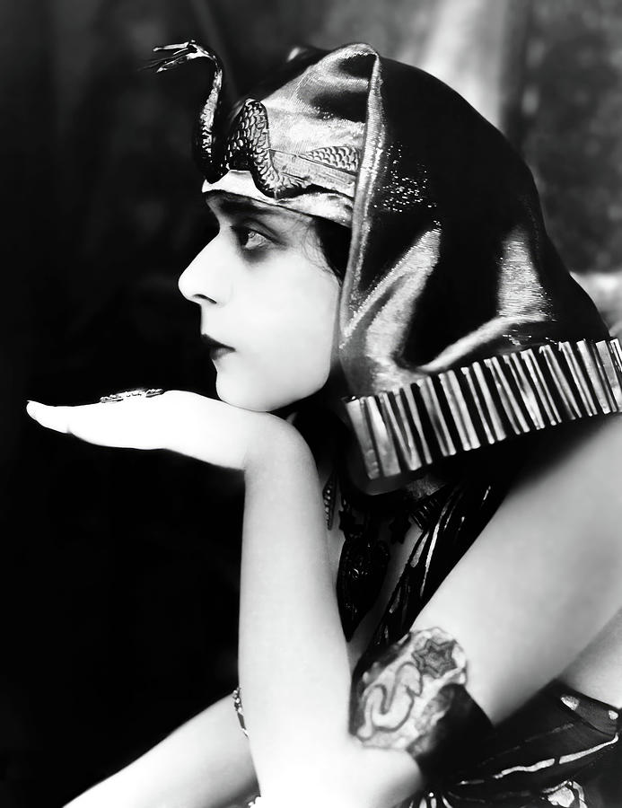 THEDA BARA in CLEOPATRA -1917-, directed by J. GORDON EDWARDS. Photograph by Album