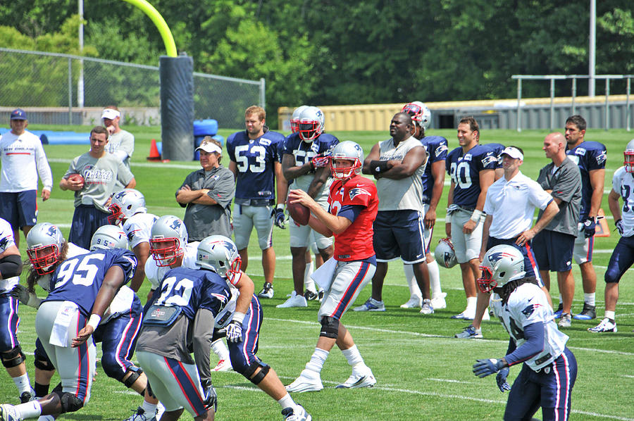 Tom Brady Eyes His Receiver Photograph by Mike Martin