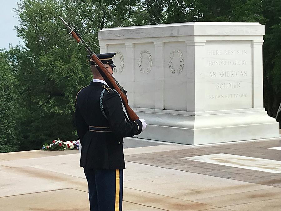 Tomb of the Unknowns Photograph by Lee Darnell