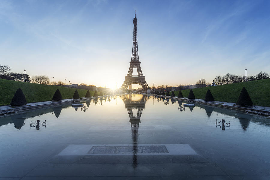 Tour Eiffel : sunrise during a frozen morning Photograph by PEC Photo