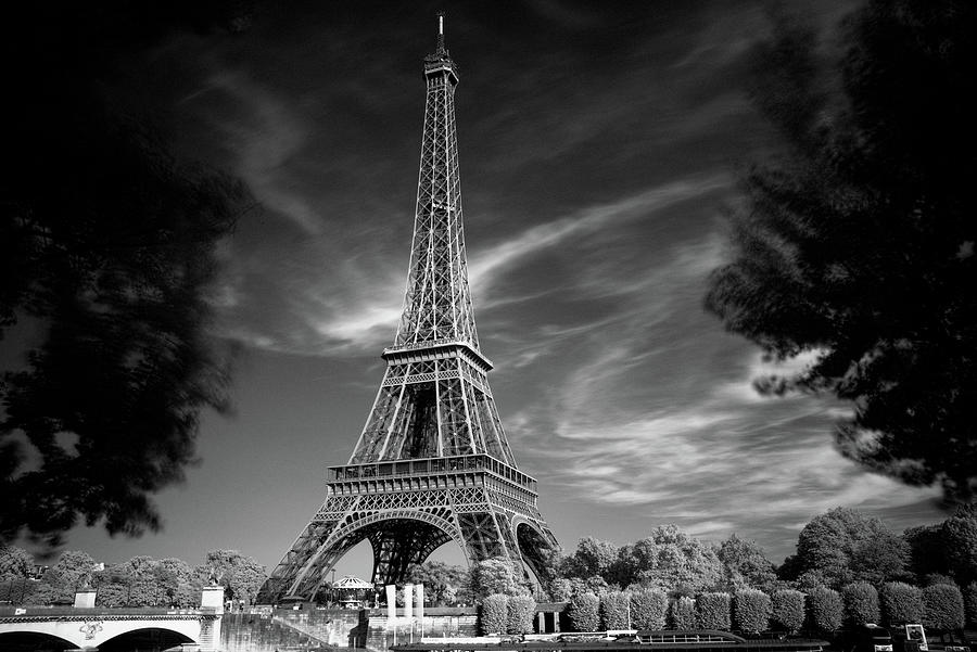 Tour Eiffel Photograph by Bryan Rierson