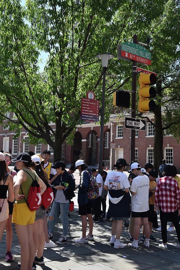 Tourists in Philadelphia near Independence Hall Photograph by Mark Stout
