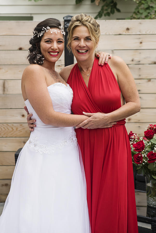 Traditionnal portrait of millenial bride with mother before wedding. Photograph by Martinedoucet