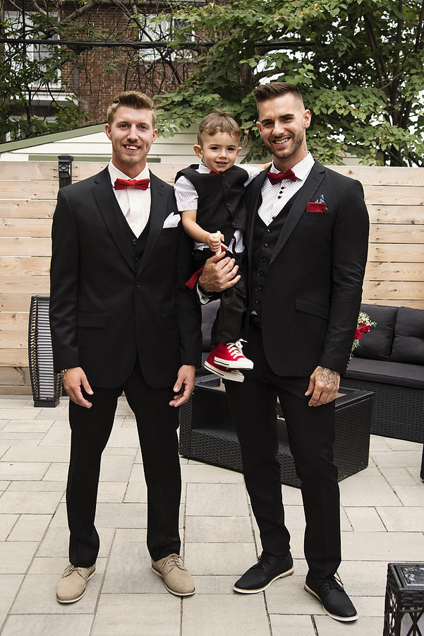 Traditionnal portrait of millenial groom with son and best man before wedding. Photograph by Martinedoucet