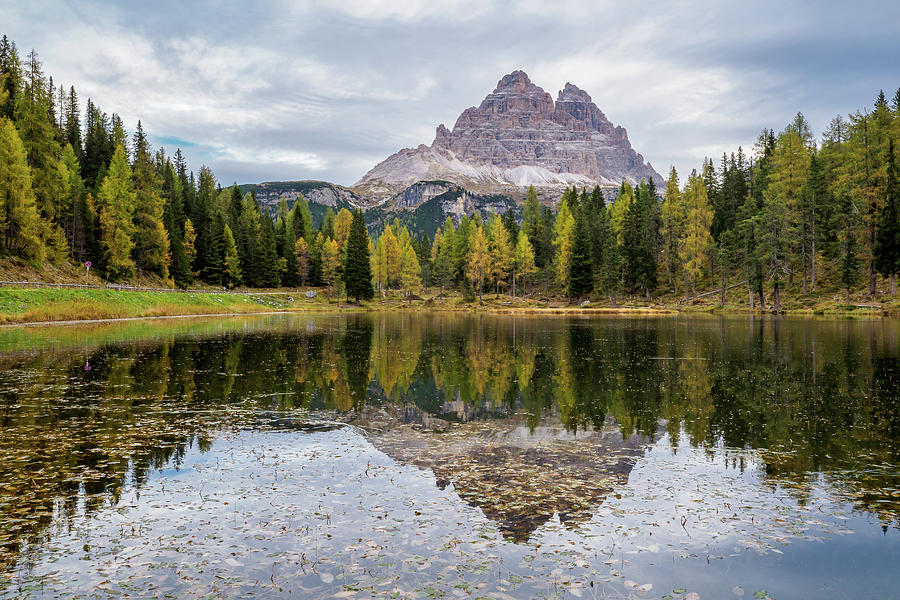 Tre Cime di Lavaredo peaks and Lake Antorno with sky reflection ...