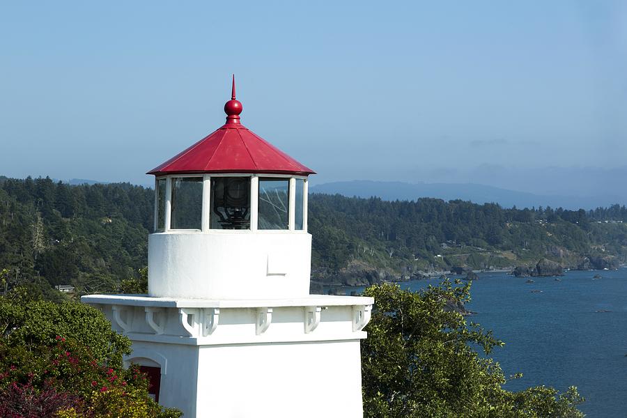 Trinidad Memorial Lighthouse in Trinidad California Painting by Les ...