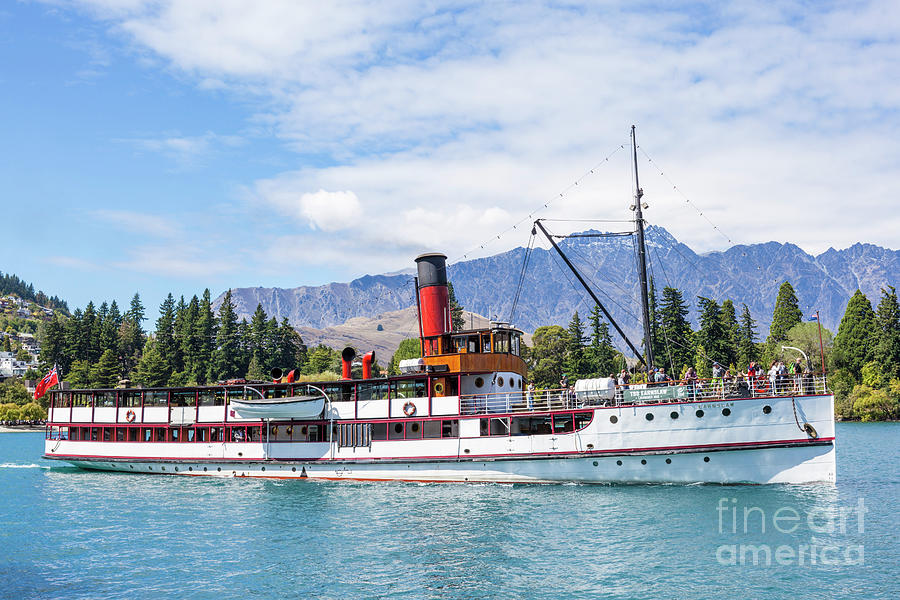 tss earnslaw cruise of lake wakatipu