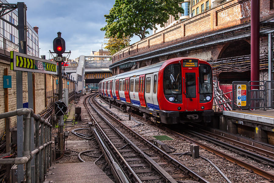 Tube Train Arrives at Farringdon Station Photograph by Wcjohnston
