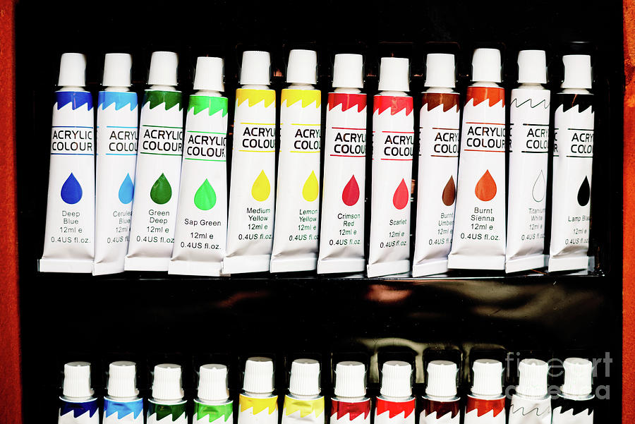 Tubes with acrylic paint to paint artistically with a fine brush ...