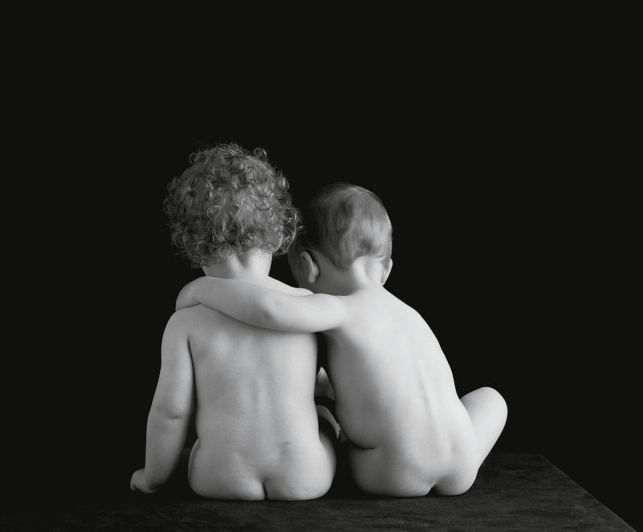 Black & White Photograph - Twins, Yasmin and Dominic by Anne Geddes