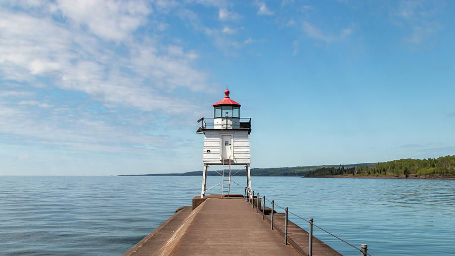 Two Harbors Lighthouse Photograph by Andrew Miller