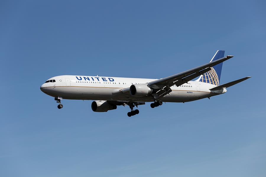 United Photograph - United Airlines Boeing 767-332                      x2 by David Pyatt