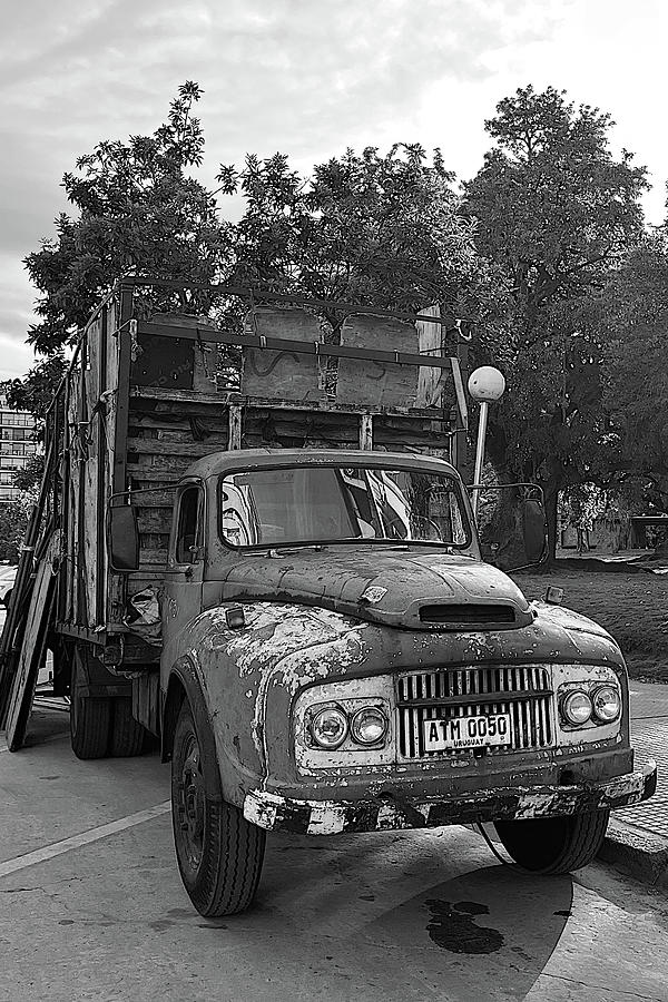 Black And White Photograph - Unloading In Montevideo 2 by Richard Reeve